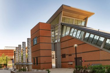 Tysons 'daki Greensboro Metro İstasyonu' nun mimarisi Washington, D.C. metro sisteminin Silver Line 'ında..