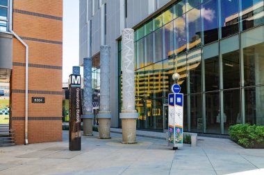 Tysons, Virginia 'daki Greensboro Metro İstasyonu. Washington D.C. Metro 'nun gümüş kolu..