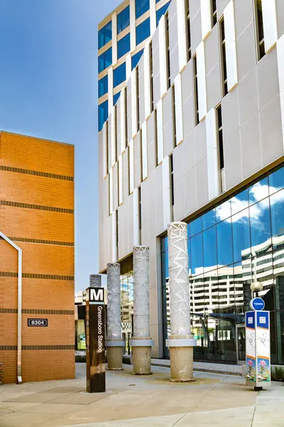 Tysons 'daki Greensboro Metro İstasyonu' nun mimarisi Washington, D.C. metro sisteminin Silver Line 'ında..