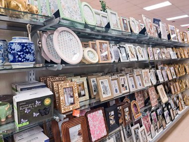 Süpermarket rafları için farklı boyutlarda güzel fotoğraf çerçeveleri düzenleme.