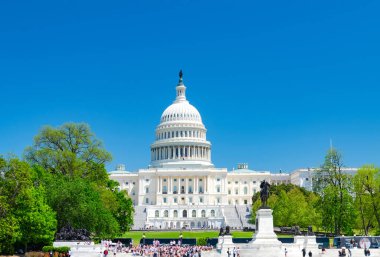 Başkent Washington 'da, mavi gökyüzüne karşı yeşil yapraklarla çevrili..