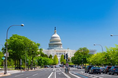 Pennsylvania Bulvarı 'ndan Capitol' ün açık gökyüzü manzarası. Yolda yol işaretleri var. Washington, D.C..