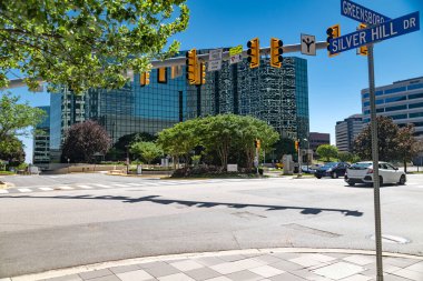 Tysons, Virginia 'da sokak mimarisi, iş binaları ve yollar.