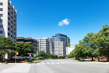 Tysons, Virginia 'da sokaklar, iş binaları ve yollar.