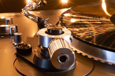 Vinil plak çalmak için bir ton kolu ve pikabın fişeği. Ve plak kaydı..