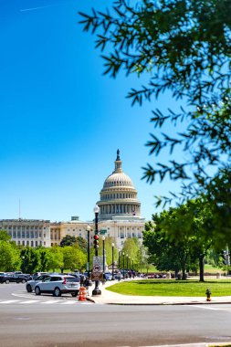 Meclis binasının manzarası. Pennsylvania Bulvarı, yeşil ağaç yaprakları, Washington, D.C..