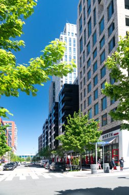 Tysons Corner, Virginia 'da modern binaları olan bir sokak.