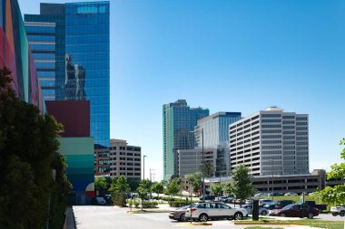 Tysons, Virginia sokaklarındaki modern binalar. Güneşli gün, mavi gökyüzü.