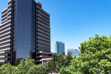 Tysons, Virginia 'daki modern binalar. Güneşli gün, mavi gökyüzü.