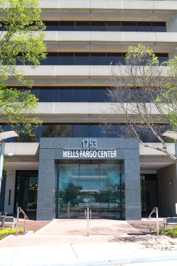 Virginia, Tysons girişinde harflerle Wells Bankası 'nın ana girişi..