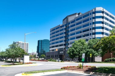 Virginia 'nın Tysons şehrindeki modern iş binaları. Güneşli gün, mavi gökyüzü.