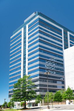 Virginia 'nın Tysons şehrindeki modern iş binaları. Güneşli gün, mavi gökyüzü.