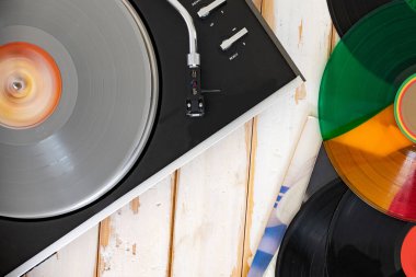 Klasik bir plak çalar ton kolu ve iğneyle vinil plak çeviriyor. Üst görünüm.