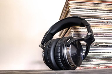 Kulaklıklar plakların yanında duruyor. Klasik müzik titreşimleri.