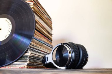 Kulaklıklar ve bir yığın vinil. Bir çekimde sonsuz müzik. Metin için boşluk