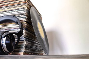 Klasik plak kayıtları ve kulaklıklar. Nostaljik bir ses..