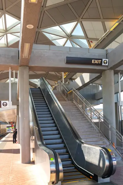Yükseltilmiş bir metro istasyonunda yürüyen merdiven yakın plan.
