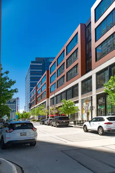 Tysons, Virginia 'daki modern binalar. Güneşli gün, mavi gökyüzü.