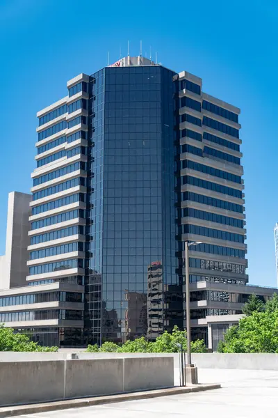 Virginia 'nın Tysons şehrindeki modern iş binaları. Güneşli gün, mavi gökyüzü.