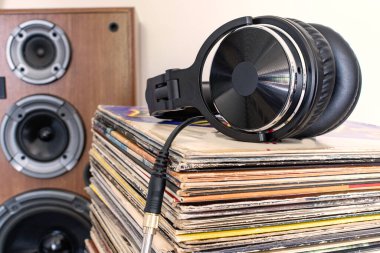 Bir akustik sistemin arka planına karşı kulaklıklar ve kayıtlar.