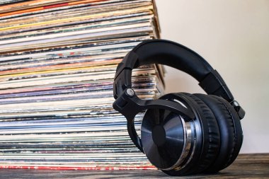 Kulaklıklı eski plaklar yığını. Retro ses kültürüne bir övgü..