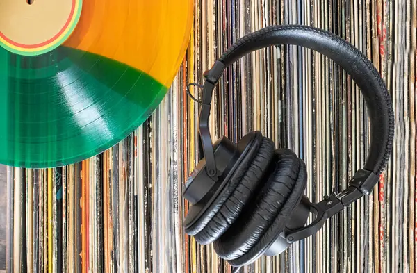 Vinil plaklar ve kulaklıklar. Retro müzik dinleme konsepti.