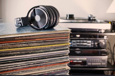 Müzik setine karşı kulaklıklar ve bir yığın plak..