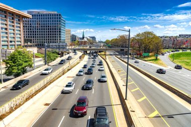 Washington, D.C. şehir merkezindeki karayolu ve trafik manzarası..
