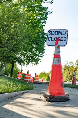 Uyarı levhası turuncu bir koniye SIDEWALK kapatıldı. Tamir alanının önündeki kaldırımda eskrim..