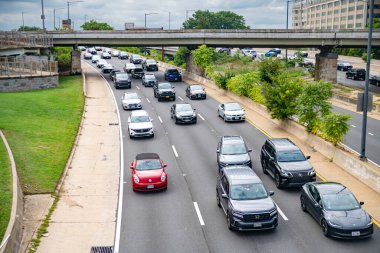Washington, D.C. 'de bir otoyolda yol ve trafik.