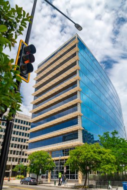 Washington DC 'deki modern iş binaları, ABD başkentinin sokak mimarisi.