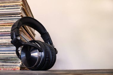 Kulaklıklı eski plaklar yığını. Analog ses ve toplama kavramı.