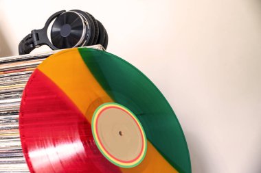 Ses mirası sergileniyor. Kulaklıklar vinil koleksiyonun üzerinde..