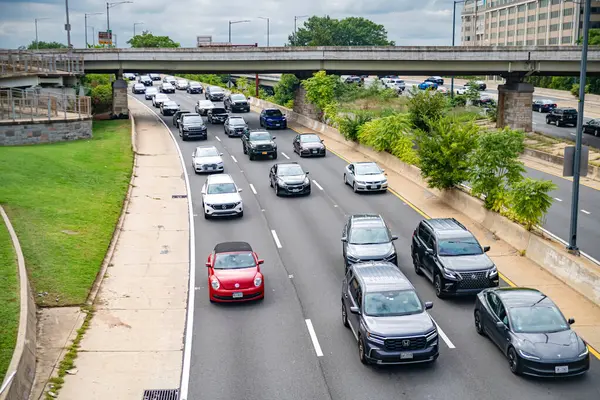 Washington, D.C. 'de bir otoyolda yol ve trafik.