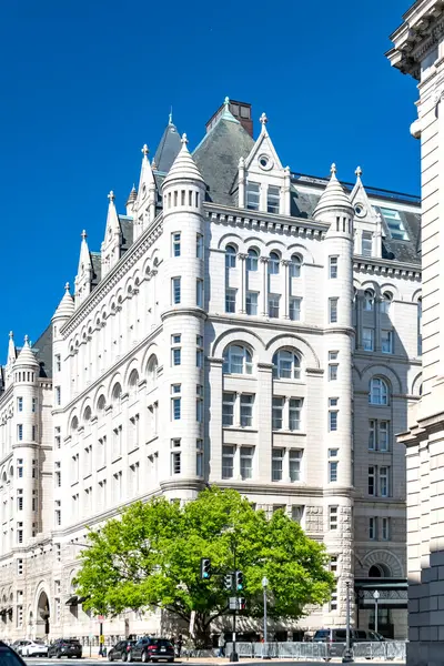 Waldorf Astoria Oteli mavi gökyüzüne uzanır. Trump Örgütü 'nün uzun beyaz taş binası..