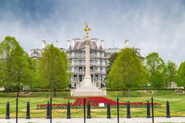 Washington 'da yeşil sokaklar ve gösterişli mimari.