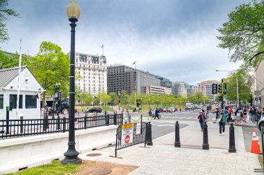 Washington şehir merkezinde işlek sokaklar ve gösterişli mimari.