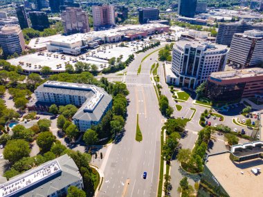 Virginia 'da modern bir şehir olan Tyson' s Corner 'ın mimarisinin havadan görünüşü.