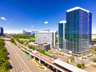 Tyson 's Corner, Virginia' daki metro istasyonu ve gökdelenlerin hava görüntüsü..