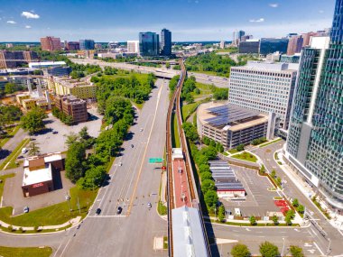 Tyson 's Corner, Virginia' daki metro istasyonu ve gökdelenlerin hava görüntüsü..