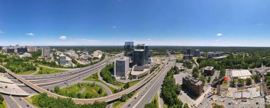 Tyson 's Corner, Virginia' daki kavşakların, metro hattının, otoyolların ve gökdelenlerin hava görüntüsü..