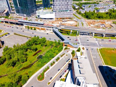 Tyson 's Corner, Virginia' daki kavşakların, metro hattının, otoyolların ve gökdelenlerin hava görüntüsü..