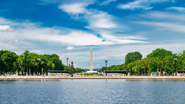 Göl ve George Washington Anıtı mavi gökyüzüne karşı.