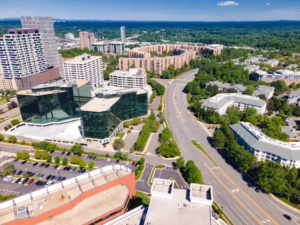 Virginia 'da modern bir şehir olan Tyson' s Corner 'ın mimarisinin havadan görünüşü.