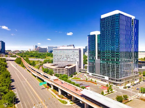 Tyson 's Corner, Virginia' daki metro istasyonu ve gökdelenlerin hava görüntüsü..