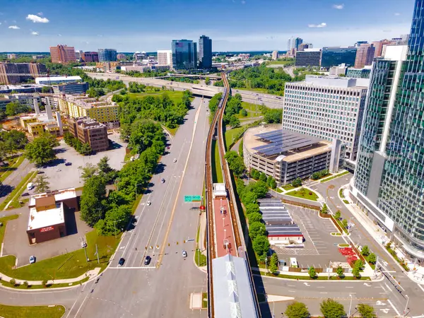 Tyson 's Corner, Virginia' daki metro istasyonu ve gökdelenlerin hava görüntüsü..