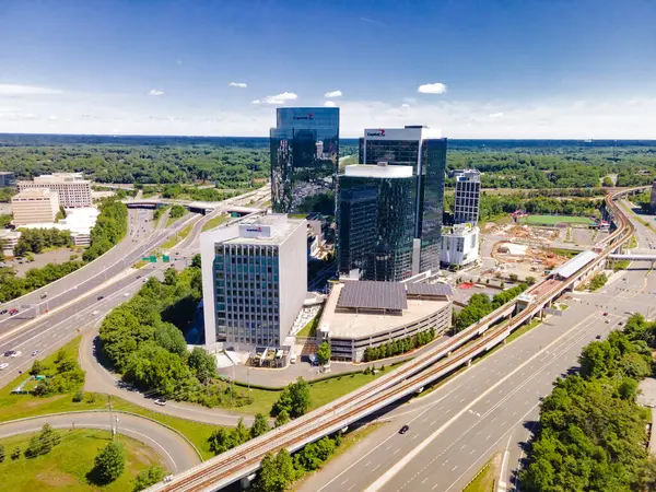 Tyson 's Corner, Virginia' daki metro istasyonu, otoban ve gökdelenlerin hava görüntüsü..