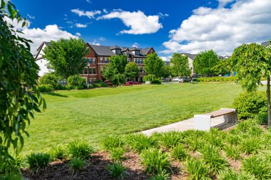 Ashburn 'de yeşil alanı olan yeni, modern bir apartman. Kentsel bir mülkün parçası, apartman mimarisi.