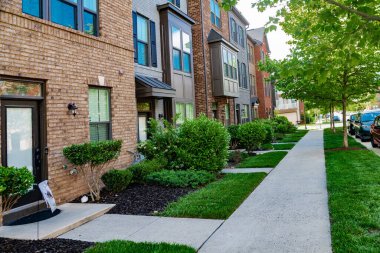 Modern apartman binası. Kentsel gelişim, Virginia 'da manzara tasarımı.