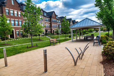 Yeşil yürüme alanı ve çardağı olan modern bir apartman. Kentsel gelişim, peyzaj.